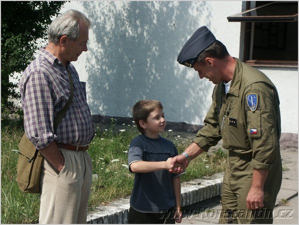 Sedlar_predstavuje_vnuka_veliteli_zakladny_Jirimu_Vernerovi.jpg