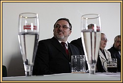 => František Štrupl, místopředseda SPP Ano, v těch sklenkách je opravu čistá voda - moderátoři jsou profíci, kteří v práci nepijí... IMG_8818.JPG