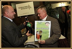 => Cenu Sládek roku 2011 předává pan Oldřich Záruba - přidává k tomu vzorek ze svého Chotěbořského pivovaru - IMG_2035.JPG