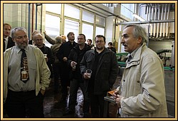 => Průvodce pivovarem, bývalý sládek pivovaru Ježek (vpravo), vyprávěl dost zajímavě....  - IMG_2225.JPG